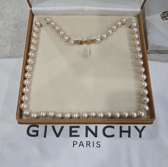 🐢 Vintage Givenchy Hand Knotted Real Pearls - COMES WITH VELVET VINTAGE CASE! - Picture 11 of 17